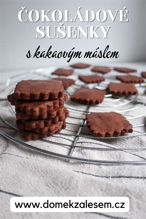 rozpustené kakaové maslo s kakaovým práškom v miske