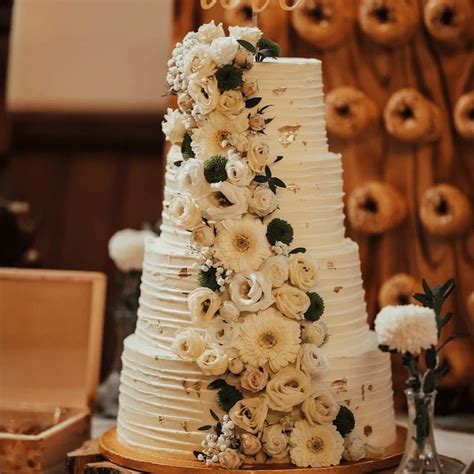 Elegantná svadobná torta s kvetinovou výzdobou