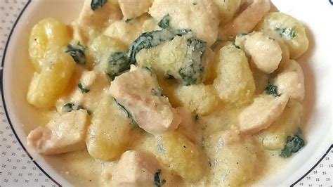 Hotové gnocchi s kuracím mäsom v paradajkovej omáčke