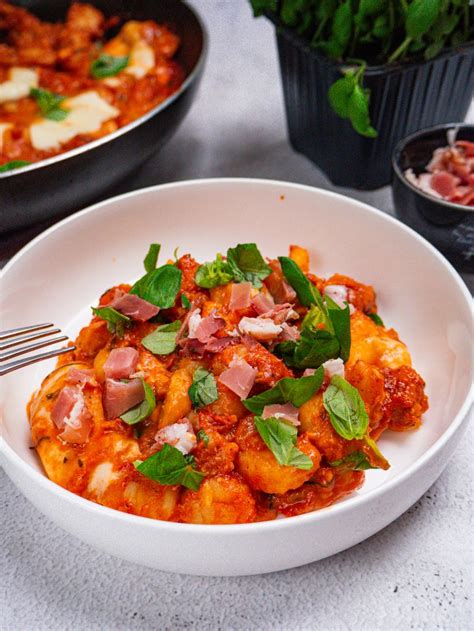 Výsledná porcia gnocchi s kuracím mäsom a paradajkovou omáčkou