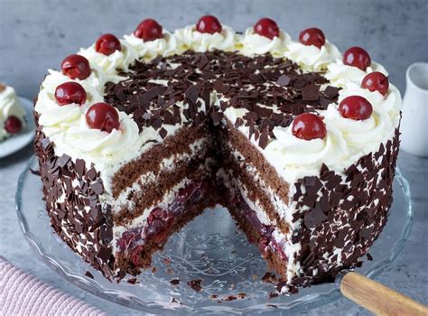 Hotová višňovo-čokoládová torta Schwarzwälder Kirschtorte