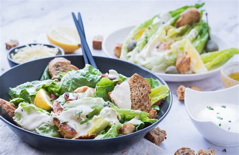 Ilustrácia Caesar šalátu s grilovaným kuracím mäsom a krutónmi