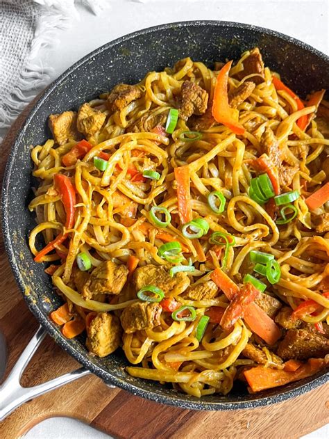 Zloženie šalátu s kuracím mäsom a zeleninou