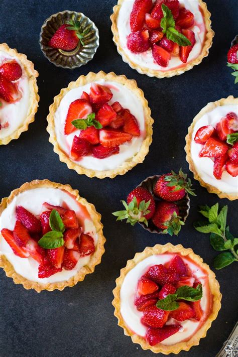 Obrázok s čerstvými jahodami a tvarohom