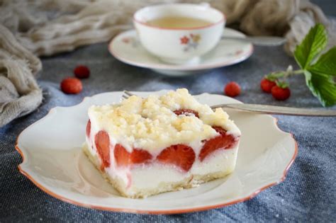 Hotový tvarohový koláč s jahodami