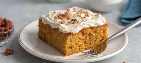 Hotový bezlepkový mrkvový koláč