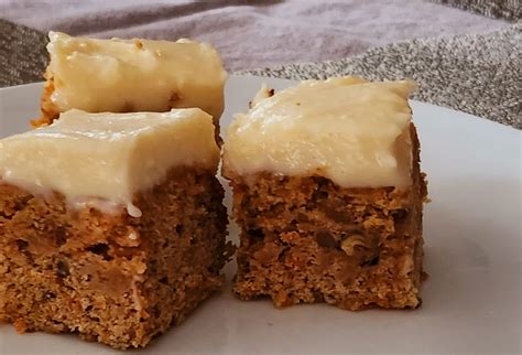 Mrkvový koláč s mascarpone krémom a orechmi