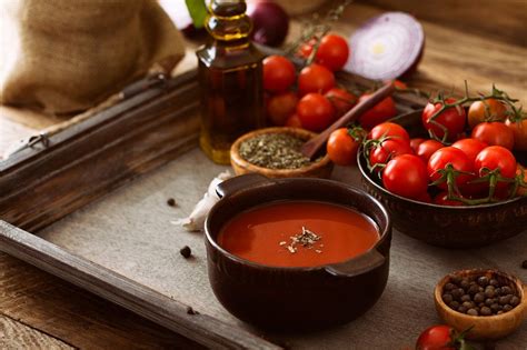 Výber čerstvých paradajok a byliniek