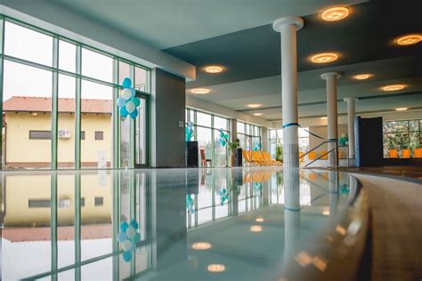 Výhľad z terasy Wellness Hotela Thermal na baziliku v Ostrihome a areál kúpaliska