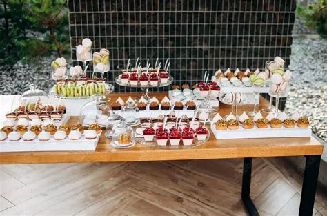 Ukážka candy baru so svadobnou tortou