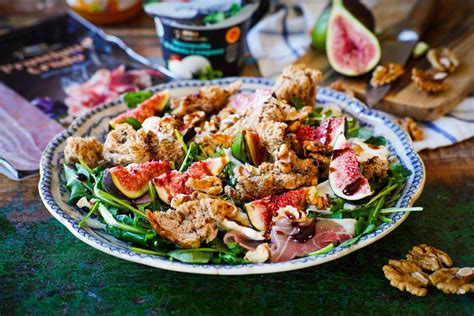 Misa so šalátom s mozzarellou, prosciuttom a olivami