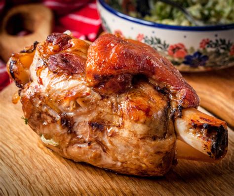 Bravčové koleno s bylinkami a korením pripravené na varenie