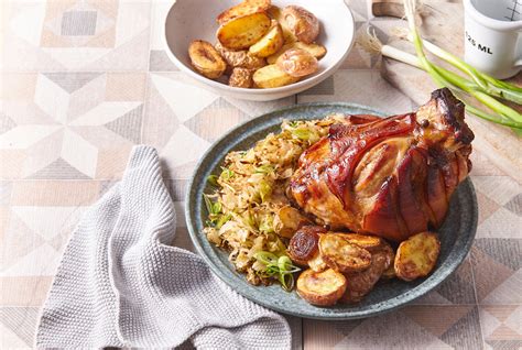 Bravčové koleno na tanieri s kyslou kapustou