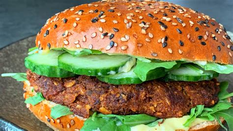 Atraktívny pohľad na šťavnatý burger