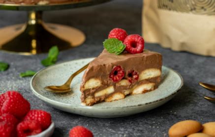 Rozložená torta s vrstvami piškót, pudingu a ovocia
