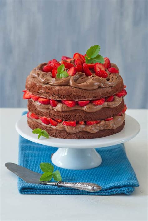 Vrstvená čokoládová torta ozdobená jahodami