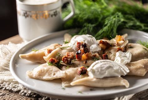 Servírované bryndzové pirohy so slaninou a smotanou