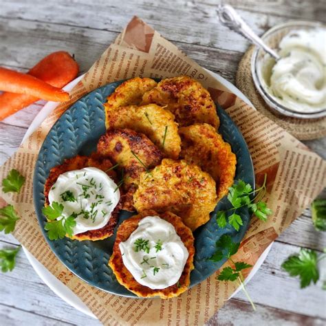 Zeleninové placky s rôznymi prílohami