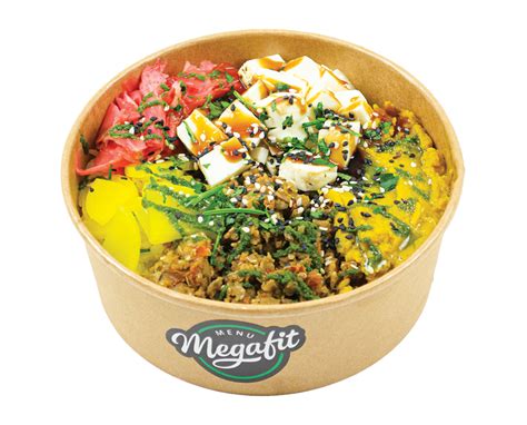 miska s cestovinovým šalátom a syrom