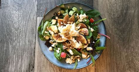 šalát s figami, kozím syrom a vlašskými orechmi