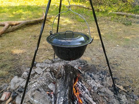 kotlík s gulášom nad ohňom