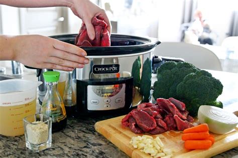 Infografika s časmi varenia rôznych druhov mäsa v pomalom hrnci