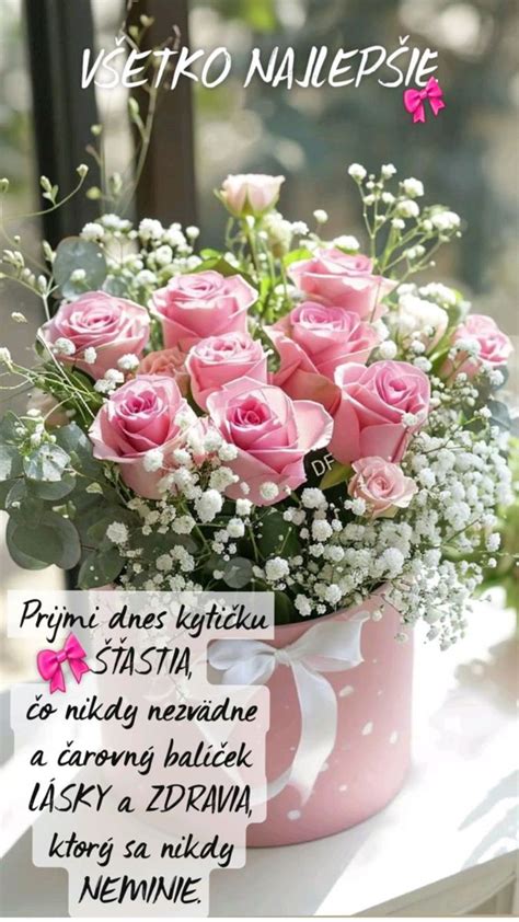 Žena oslavujúca narodeniny s tortou