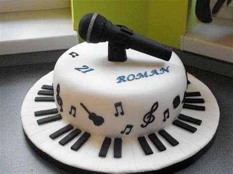 Detail zdobenia torty notami a mikrofónom