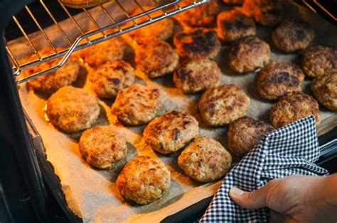 Ilustrácia rôznych jedál z mletého mäsa