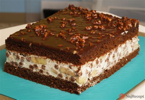 Detail nepečenej torty s banánom a čokoládovou polevou