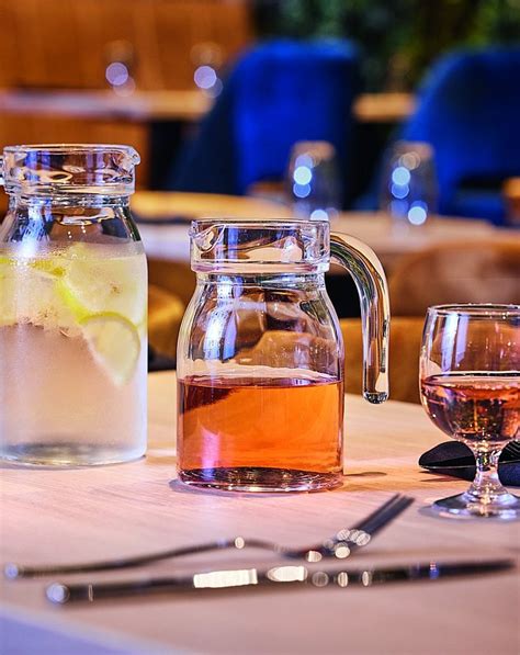 fľaše a poháre s jablčným ciderom