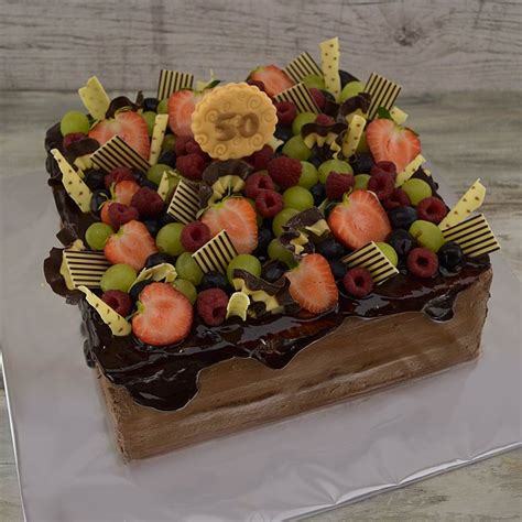 obdĺžniková torta ozdobená ovocím
