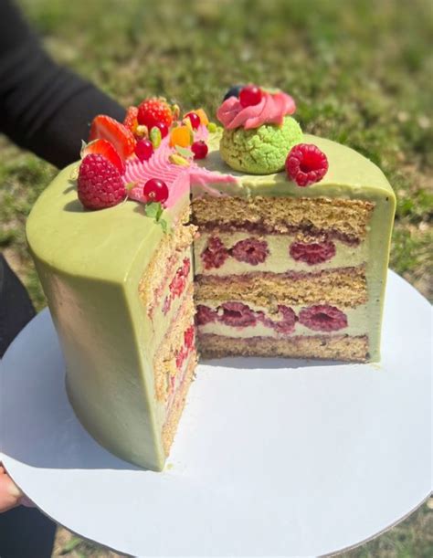 Nádherne zdobená torta s malinami a čerstvým ovocím