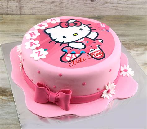 Ukážka torty zdobenej jedlým papierom s motívom Hello Kitty