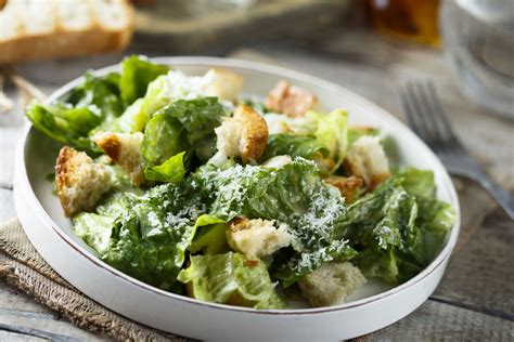 Servírovanie Caesar šalátu