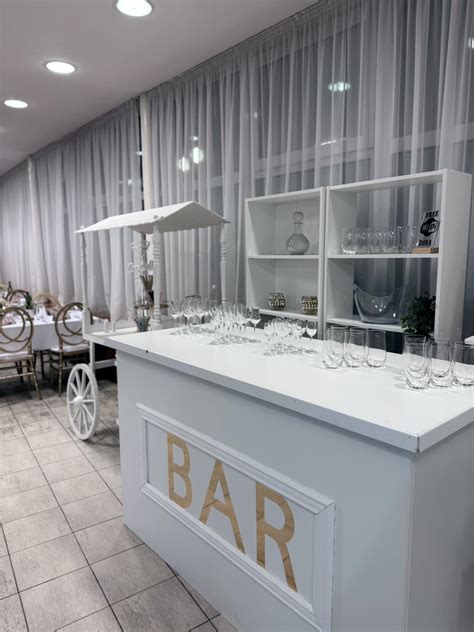 elegantne prestreté raňajkové stoly