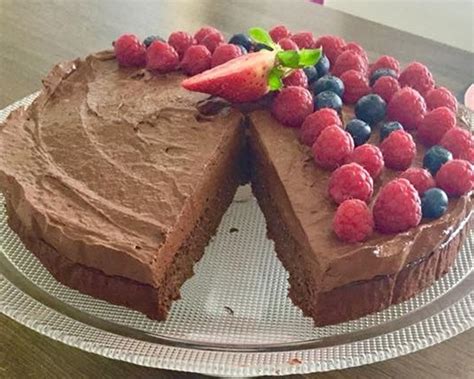 Banánová torta bez cukru ozdobená čerstvým ovocím