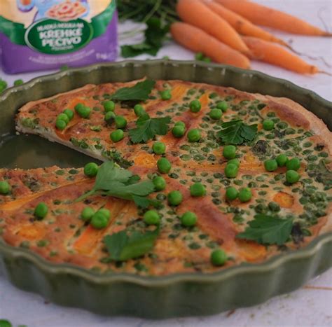 Vegánsky zemiakový koláč s mrkvou a hráškom