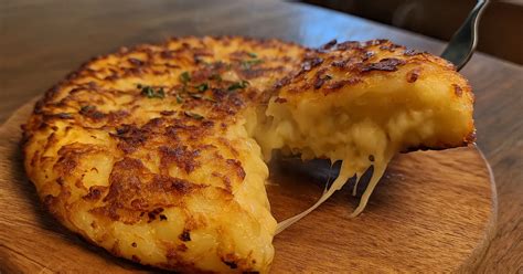 Taliansky zemiakový koláč so syrom pripravený na panvici