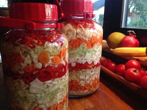 Hotová kvasená zelenina v sklenených nádobách