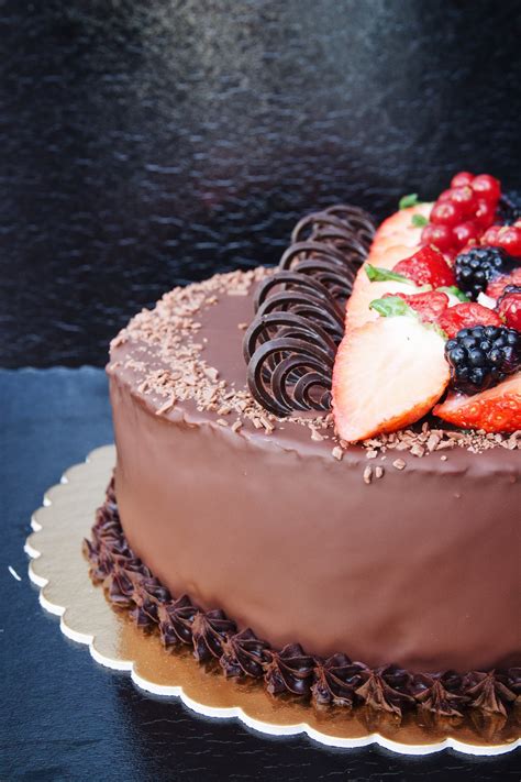 hotová čokoládová torta ozdobená ovocím