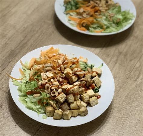 Ázijský šalát s kuracím mäsom a ryžovými rezancami