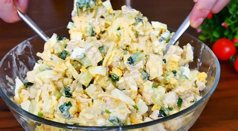 Bohatý kurací šalát s majonézovou omáčkou