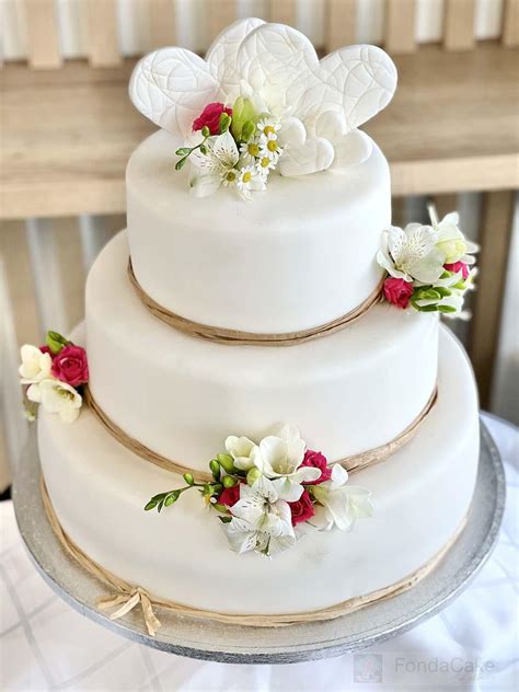 Trojposchodová svadobná torta s kvetmi