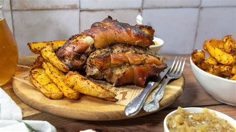 Ilustrácia narezaného bravčového kolena pripraveného na marinádu