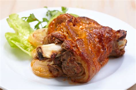 Fotografia chrumkavého pečeného bravčového kolena