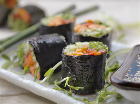 Sushi rolky s údeným lososom