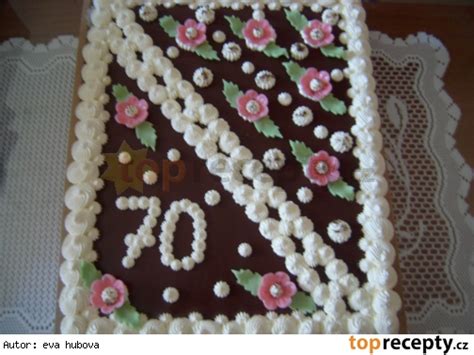 obdĺžniková torta zdobená čokoládou