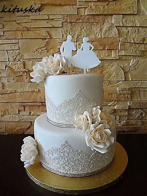 Biela svadobná torta s bielymi ružami