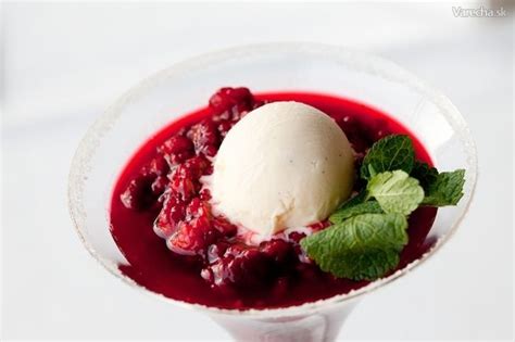 Ilustračné foto dezertu horúce maliny so zmrzlinou